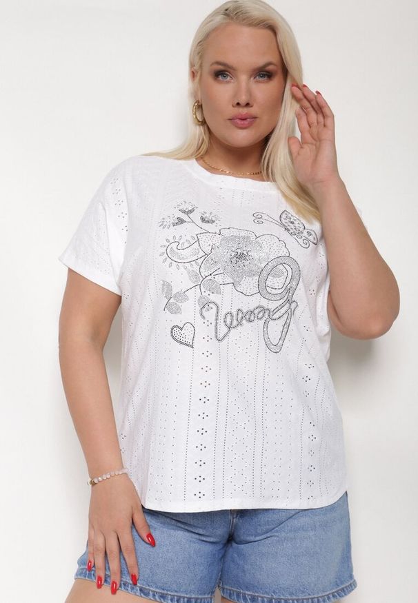 Born2be - Biały Ażurowy T-shirt z Bawełną Ozdobiony Cyrkoniami Deviana. Okazja: na co dzień. Kolor: biały. Materiał: bawełna. Wzór: aplikacja, ażurowy. Sezon: lato. Styl: wizytowy, casual, elegancki