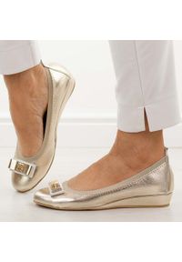 Złote skórzane Polskie baleriny damskie Prestige 2236. Okazja: na co dzień. Nosek buta: okrągły. Kolor: złoty. Materiał: skóra. Szerokość cholewki: normalna. Sezon: wiosna, jesień, lato. Obcas: na koturnie. Styl: casual, elegancki, klasyczny, wizytowy #1