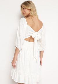 Born2be - Biała Rozkloszowana Sukienka z Wiskozą i Lnem z Gumką w Talii Falbanką i Podszewką Vilemia. Okazja: na co dzień. Kolor: biały. Materiał: len, wiskoza. Typ sukienki: rozkloszowane, proste. Styl: casual