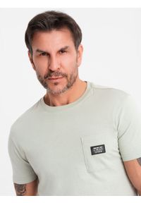 Ombre Clothing - Casualowy męski t-shirt z naszywką na kieszeni – jasnoszary V2 OM-TSCT-0109 - XXL. Okazja: na co dzień. Kolor: szary. Materiał: guma, bawełna, jersey, skóra. Wzór: aplikacja. Styl: casual #9
