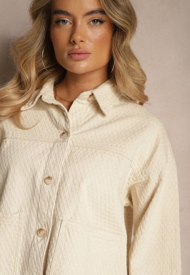 Renee - Beżowa Bawełniana Kurtka o Koszulowym Kroju z Kieszeniami i Tłoczeniem Leliora. Okazja: na spacer, na co dzień. Kolor: beżowy. Materiał: bawełna. Styl: elegancki, casual, klasyczny