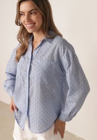 Born2be - Jasnoniebieska Bawełniana Koszula Oversize z Tkaniny Plumetti z Metaliczną Nicią Hepsolea. Okazja: na co dzień. Kolor: niebieski. Materiał: bawełna, tkanina. Sezon: lato. Styl: elegancki, casual #3