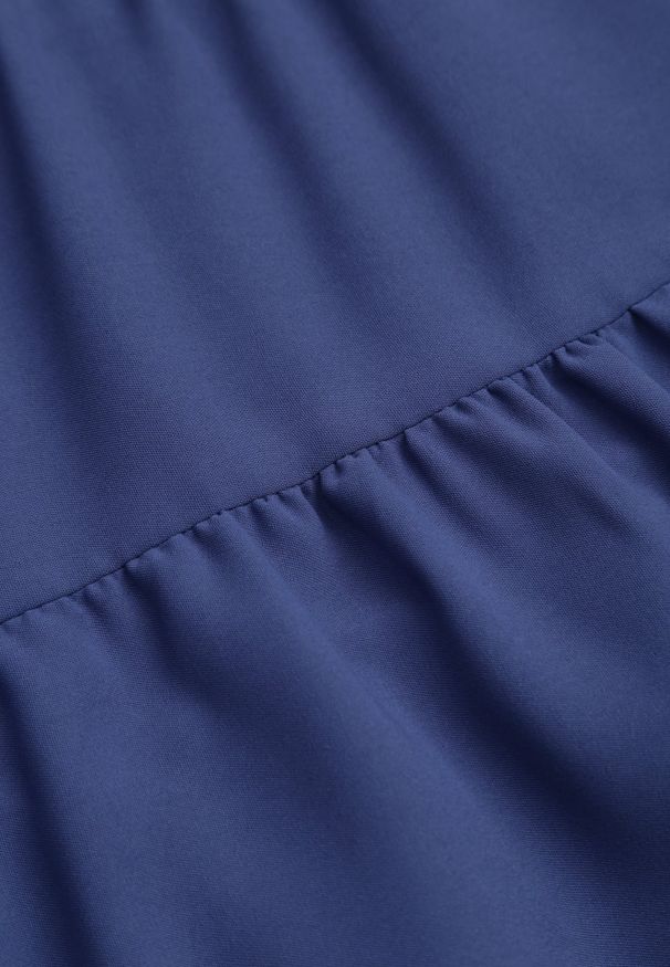 Renee - Niebieska Sukienka z Krótkim Rękawem i Ozdobnymi Falbankami o Rozkloszowanym Kroju Vetesa. Okazja: na co dzień. Typ kołnierza: kołnierz z falbankami. Kolor: niebieski. Materiał: wiskoza, jeans. Długość rękawa: krótki rękaw. Typ sukienki: proste. Styl: klasyczny, casual