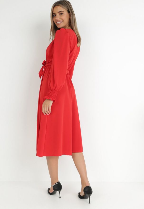 Born2be - Czerwona Sukienka z Bufiastym Rękawem i Guzikami przy Dekolcie Mozelle. Okazja: na spotkanie biznesowe, na co dzień. Typ kołnierza: dekolt w serek. Kolor: czerwony. Materiał: tkanina. Sezon: wiosna, jesień. Typ sukienki: proste. Styl: casual, biznesowy