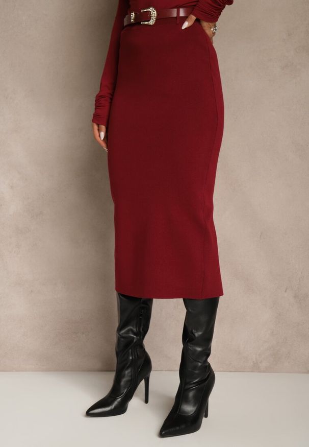 Renee - Bordowa Spódnica o Ołówkowym Kroju z Wiskozą z Paskiem i Rozcięciem Saweda. Okazja: na co dzień. Kolor: czerwony. Materiał: wiskoza. Styl: casual, elegancki