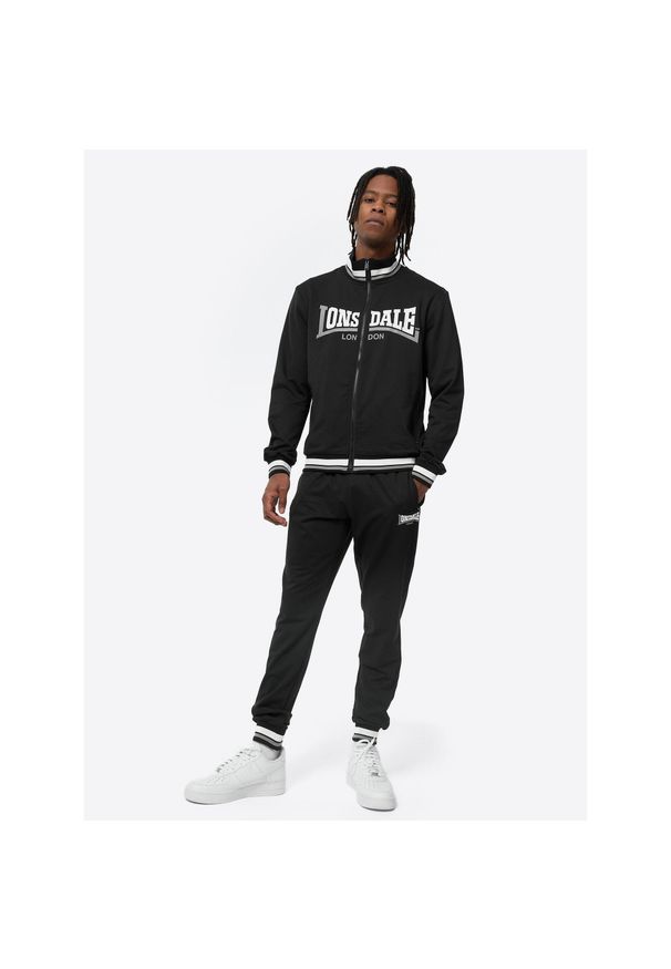 Dres o klasycznym kroju Lonsdale Poolewe. Kolor: wielokolorowy, biały, czarny. Materiał: dresówka