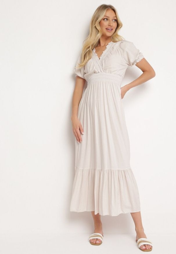 Born2be - Jasnobeżowa Bawełniana Sukienka z Kopertowym Dekoltem w Stylu Boho Rissasie. Okazja: na co dzień. Kolor: beżowy. Materiał: bawełna. Typ sukienki: kopertowe. Styl: boho