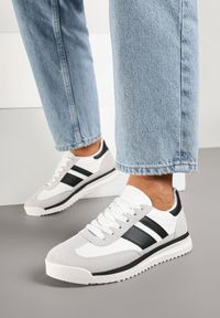 Renee - Biało-Czarne Sneakersy w Stylu Tenisówek Ozdobione Paskami Lilmi. Okazja: na co dzień. Zapięcie: pasek. Kolor: biały. Materiał: jeans. Wzór: aplikacja. Obcas: na płaskiej podeszwie