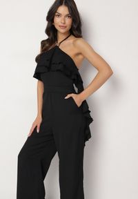 Born2be - Czarny Kombinezon Wiązany na Szyi z Metaliczną Ozdobą Tilindra. Kolor: czarny. Długość: długie. Wzór: aplikacja. Styl: klasyczny, elegancki #1
