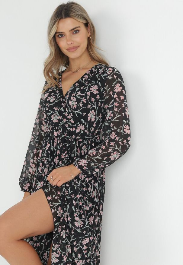 Born2be - Czarna Sukienka Maxi z Gumką w Talii i Plisowanym Dółem Danora. Typ kołnierza: dekolt kopertowy. Kolor: czarny. Długość rękawa: długi rękaw. Typ sukienki: kopertowe. Długość: maxi