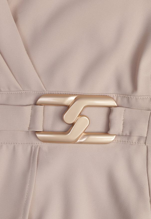 Born2be - Beżowa Kopertowa Sukienka Wieczorowa z Metaliczną Aplikacją w Talii Henalana. Okazja: na imprezę. Typ kołnierza: dekolt w serek. Kolor: beżowy. Wzór: aplikacja. Typ sukienki: kopertowe. Styl: wizytowy