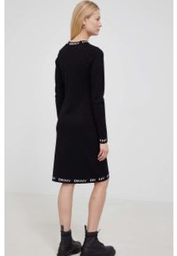 DKNY - Dkny sukienka kolor czarny mini dopasowana. Kolor: czarny. Materiał: dzianina. Długość rękawa: długi rękaw. Typ sukienki: dopasowane. Długość: mini
