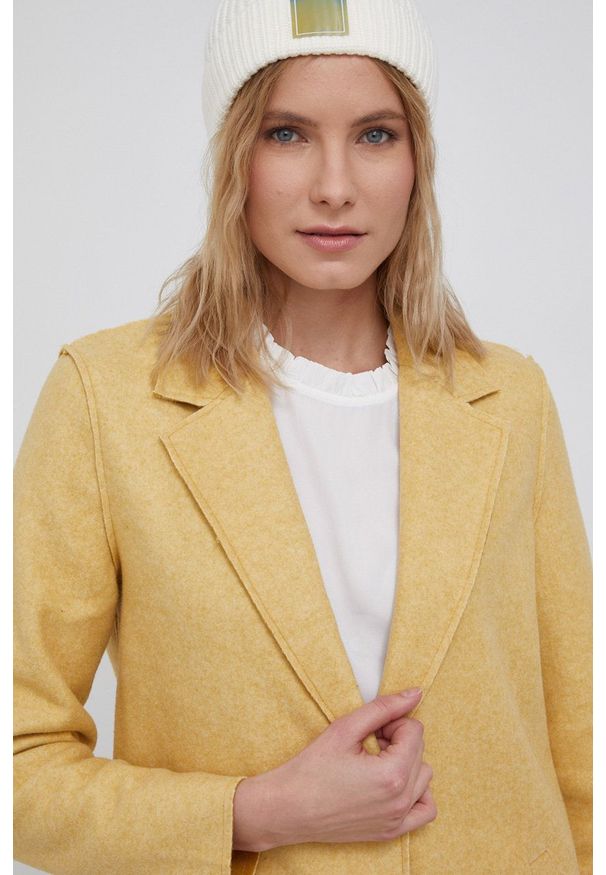 Vero Moda Płaszcz kolor żółty przejściowy. Okazja: na co dzień. Kolor: żółty. Materiał: poliester. Styl: klasyczny, casual