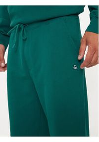 United Colors of Benetton - United Colors Of Benetton Spodnie dresowe 342ZUF01B Zielony Regular Fit. Kolor: zielony. Materiał: bawełna #5