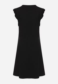 Born2be - Czarna Letnia Sukienka Bawełniana z Falbankami Wokół Ramion Sasare. Typ kołnierza: kołnierz z falbankami. Kolor: czarny. Materiał: bawełna. Długość rękawa: krótki rękaw. Wzór: aplikacja. Sezon: lato. Typ sukienki: trapezowe #4