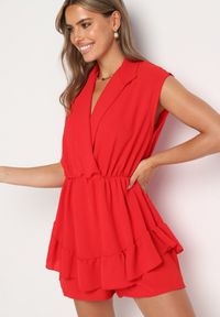 Born2be - Czerwony Krótki Kombinezon z Falbankami i Kołnierzykiem Laravia. Kolor: czerwony. Długość: krótkie. Styl: wizytowy, elegancki #1