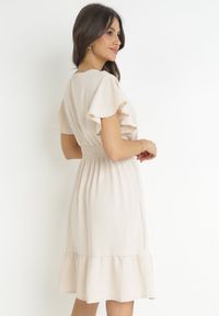 Born2be - Jasnobeżowa Sukienka Mini z Gumką w Pasie i Falbanką Senait. Kolor: beżowy. Długość: mini #4
