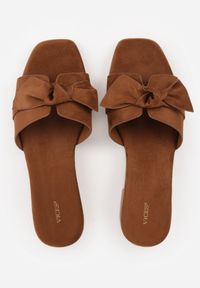 Born2be - Brązowe Klapki VICES z Imitacji Zamszu z Kokardą na Niskim Obcasie Imperiale. Okazja: na co dzień, do pracy, na spotkanie biznesowe. Kolor: brązowy. Materiał: zamsz. Wzór: gładki, haft. Obcas: na obcasie. Styl: casual, biznesowy, elegancki. Wysokość obcasa: niski #2