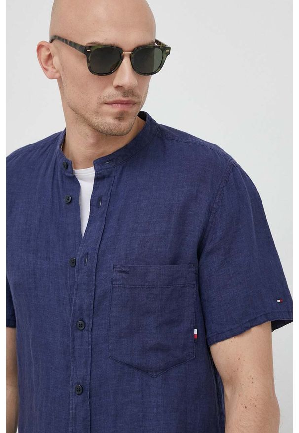 TOMMY HILFIGER - Tommy Hilfiger koszula lniana kolor granatowy regular ze stójką. Typ kołnierza: kołnierzyk stójkowy. Kolor: niebieski. Materiał: len. Długość rękawa: krótki rękaw. Długość: krótkie
