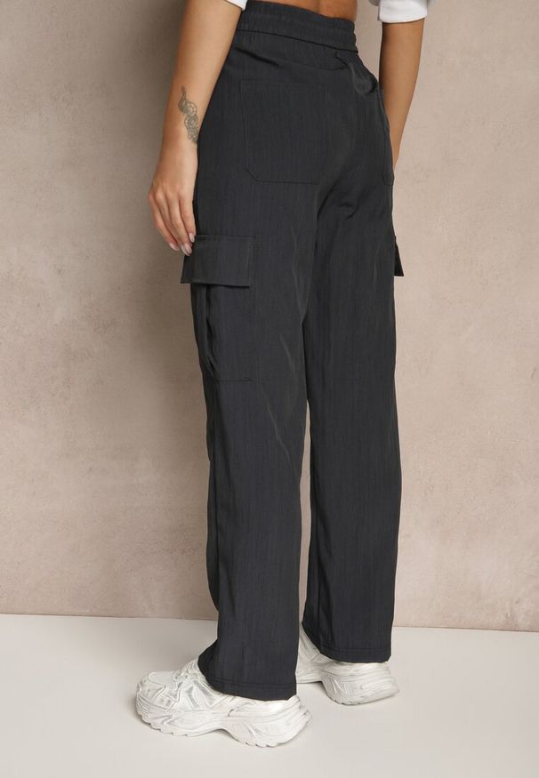 Renee - Granatowe Spodnie Cargo z Bawełną o Szerokim Kroju High Waist Mairiora. Okazja: na co dzień. Stan: podwyższony. Kolor: niebieski. Materiał: bawełna. Styl: casual