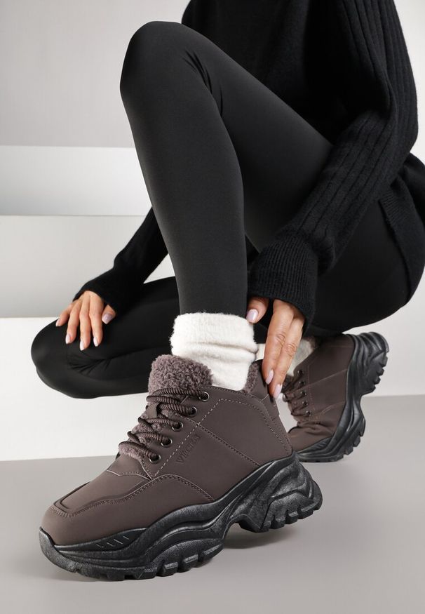 Born2be - Brązowe Traperki Sneakersy Vices na Grubej Tłoczonej Platformie Typu Traperki Narrise. Okazja: na co dzień. Kolor: brązowy. Materiał: jeans. Obcas: na platformie. Styl: casual