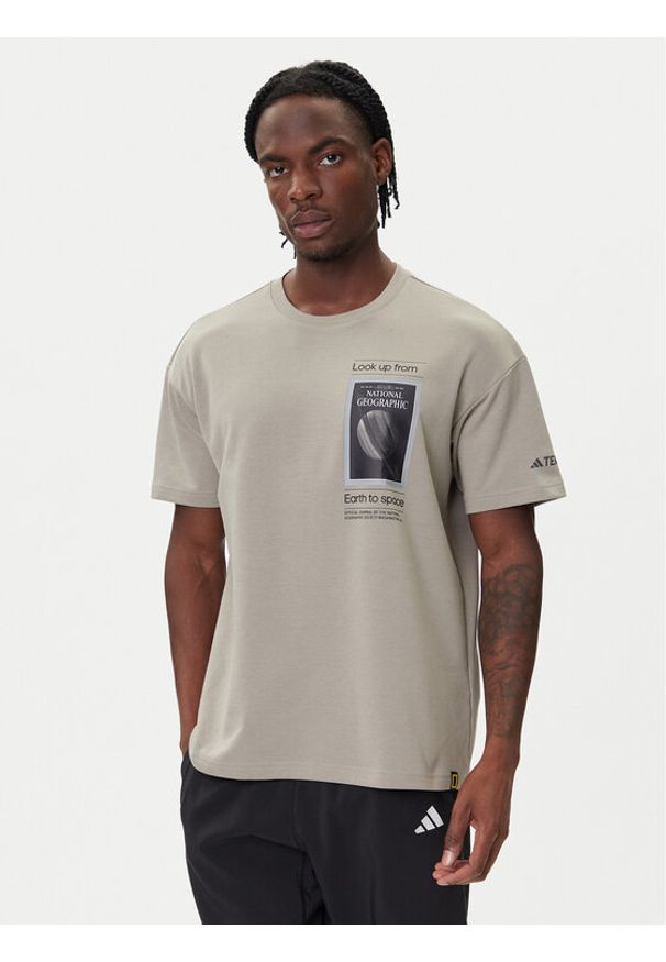 Adidas - adidas T-Shirt National Geographic KC2350 Beżowy Loose Fit. Kolor: beżowy. Materiał: syntetyk, bawełna