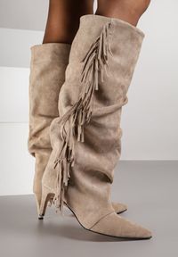 Renee - Ciemnobeżowe Kozaki na Szpilce w Stylu Boho Ozdobione Frędzlami Mevinavia. Okazja: na co dzień. Kolor: beżowy. Materiał: jeans. Wzór: aplikacja. Sezon: lato. Obcas: na szpilce. Styl: boho