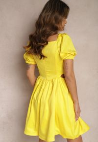 Renee - Żółta Rozkloszowana Sukienka Mini z Wycięciami po Bokach i Cyrkoniami na Dekolcie Erelasia. Kolor: żółty. Wzór: aplikacja. Długość: mini #2