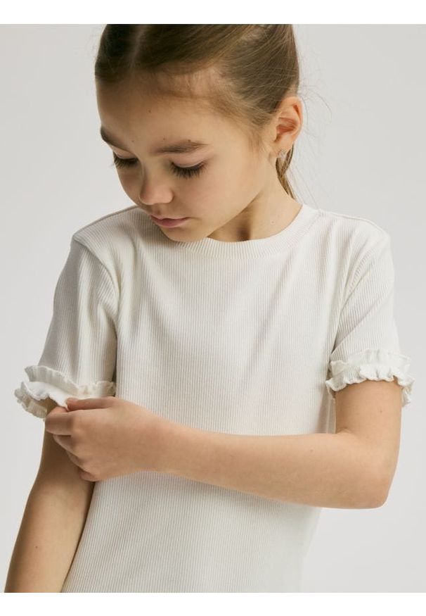 Reserved - Bawełniany t-shirt z falbankami - złamana biel. Typ kołnierza: kołnierz z falbankami. Materiał: bawełna