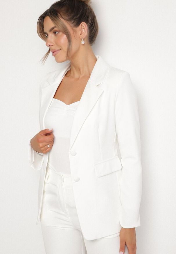 Born2be - Biała Taliowana Marynarka z Usztywnioną Linią Ramion Finzeki. Okazja: na co dzień. Kolor: biały. Materiał: jeans. Styl: casual, klasyczny