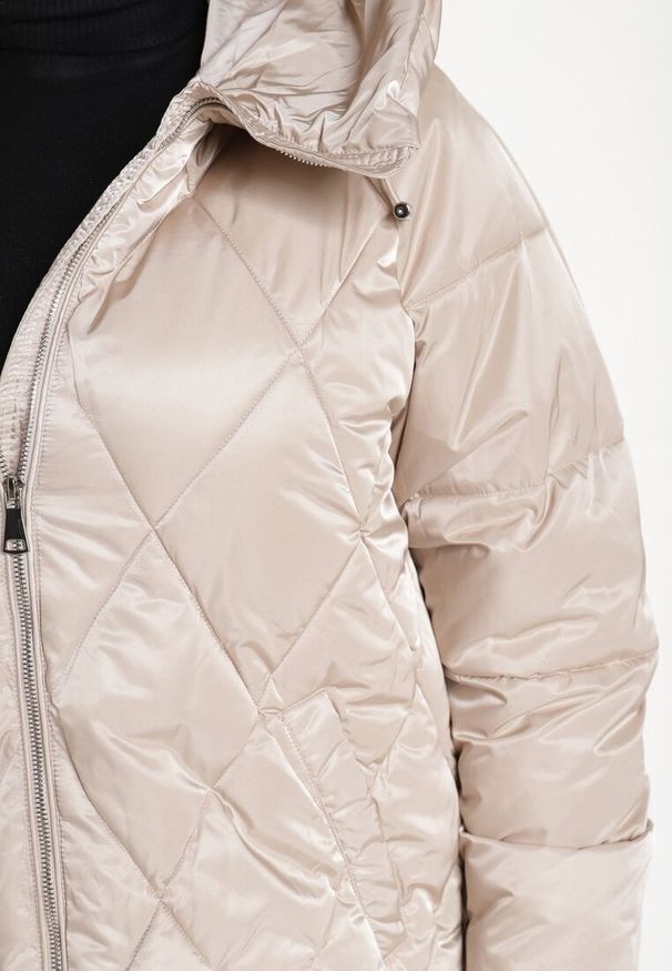 Born2be - Jasnobeżowa Pikowana Kurtka z Rozcięciami na Napy i z Kapturem ze Ściągaczami Letamira. Okazja: na co dzień. Typ kołnierza: kaptur. Kolekcja: plus size. Kolor: beżowy. Materiał: jeans. Długość rękawa: długi rękaw. Długość: długie. Styl: casual, elegancki