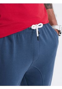 Ombre Clothing - Spodnie męskie dresowe typu jogger - granatowe V4 OM-PABS-0173 - XXL. Okazja: na co dzień. Kolor: niebieski. Materiał: dresówka. Wzór: aplikacja. Styl: casual #4