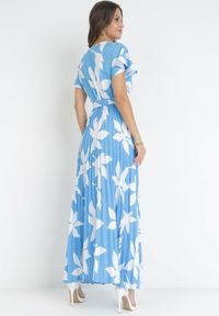 Born2be - Niebieska Plisowana Sukienka Maxi z Gumką w Pasie z Wiskozy w Kwiaty Rossemari. Kolor: niebieski. Materiał: wiskoza. Długość rękawa: krótki rękaw. Wzór: kwiaty. Sezon: lato. Typ sukienki: kopertowe. Długość: maxi #5