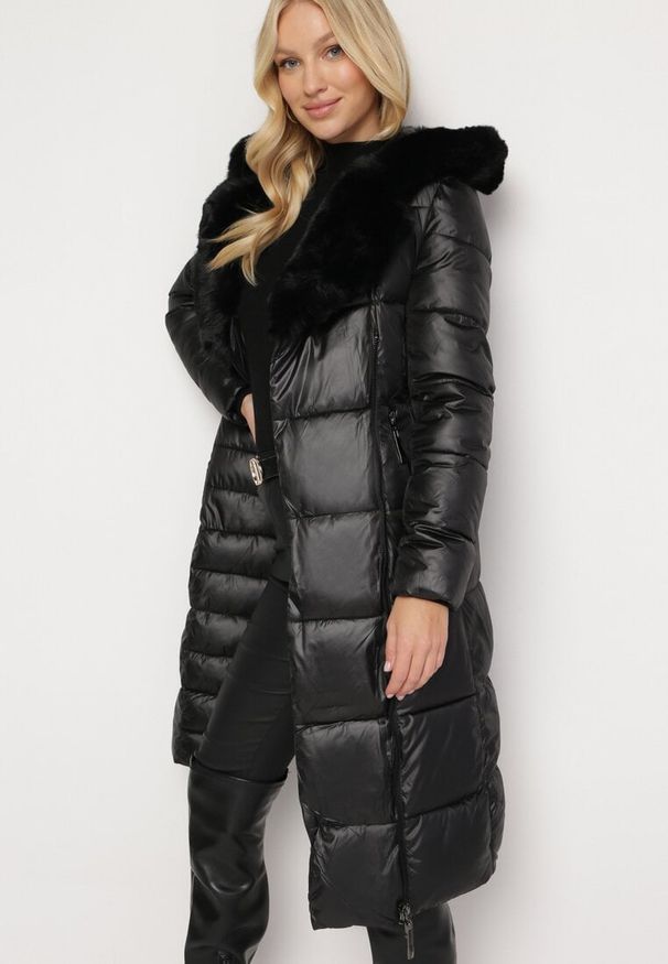 Born2be - Czarna Pikowana Kurtka za Kolano z Ozdobnym Futerkiem Velveti. Kolor: czarny. Materiał: futro. Wzór: aplikacja