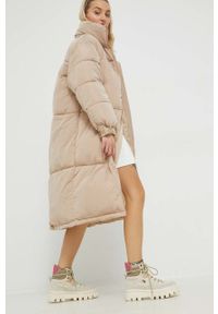 Hollister Co. sukienka kolor biały mini prosta. Okazja: na co dzień. Typ kołnierza: golf. Kolor: biały. Typ sukienki: proste. Styl: casual. Długość: mini #3