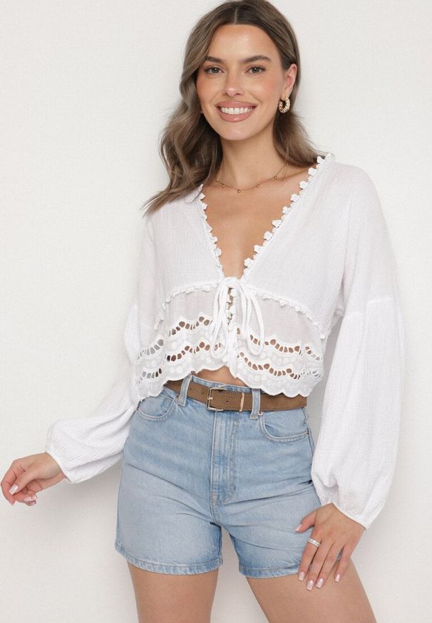 Born2be - Biała Bawełniana Bluzka z Ażurowymi Zdobieniami i Wiązaniem Galondra. Okazja: na imprezę, na co dzień. Typ kołnierza: dekolt w serek. Kolor: biały. Materiał: bawełna. Długość rękawa: długi rękaw. Długość: długie. Wzór: ażurowy, aplikacja. Styl: elegancki, casual