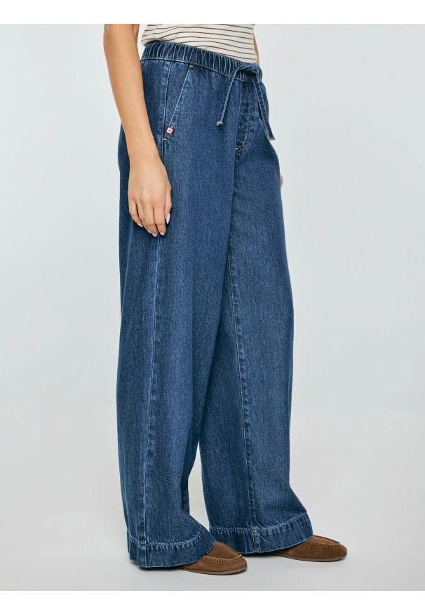 Big-Star - Jeansy damskie wide z pasem na gumkę niebieskie Suzie 387. Stan: podwyższony. Kolor: niebieski. Wzór: jednolity. Styl: elegancki