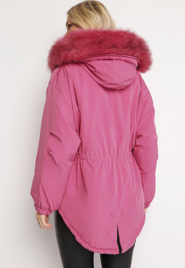 Born2be - Różowa Kurtka Parka Oversize z Futerkiem Mitto. Kolor: różowy. Materiał: futro. Długość rękawa: długi rękaw. Długość: długie. Sezon: zima, jesień. Styl: klasyczny, elegancki