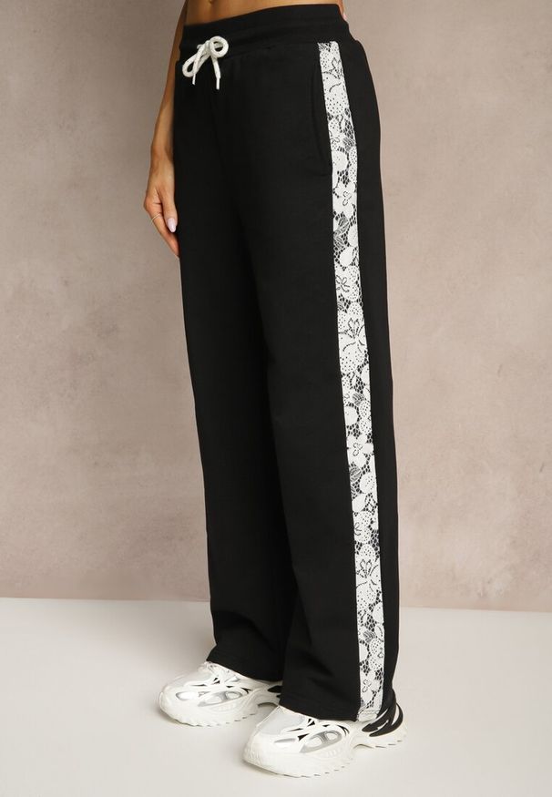 Renee - Czarne Spodnie Dresowe z Bawełną High Waist i Koronkowymi Lampasami Eviariel. Okazja: na co dzień. Stan: podwyższony. Kolor: czarny. Materiał: dresówka, koronka, bawełna. Styl: casual