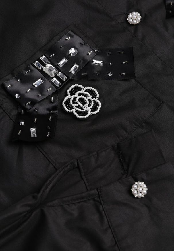 Renee - Czarna Klasyczna Koszula z Kieszeniami Zdobiona Cyrkoniami i Kwiatowym Detalem Herlla. Kolor: czarny. Długość rękawa: długi rękaw. Długość: długie. Wzór: aplikacja, kwiaty. Styl: klasyczny