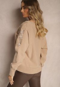 Renee - Ciemnobeżowy Sweter o Kroju Nietoperza Ozdobiony Cekinami i Cyrkoniami Nevarraea. Okazja: na co dzień. Kolor: beżowy. Materiał: jeans. Wzór: aplikacja. Styl: klasyczny, casual, elegancki