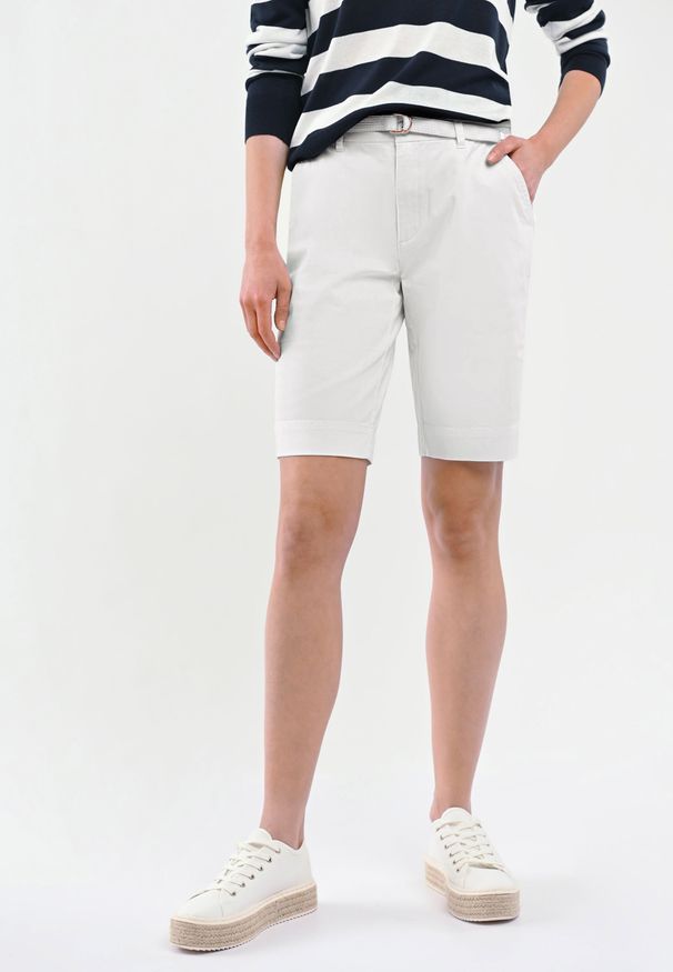 Volcano - Materiałowe szorty z paskiem P-MIYA. Kolekcja: plus size. Kolor: kremowy. Materiał: materiał. Długość: krótkie. Wzór: gładki. Styl: klasyczny