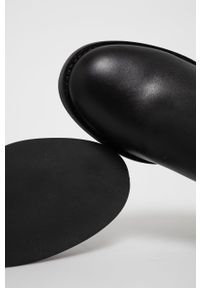 Guess Botki skórzane damskie kolor czarny na słupku. Nosek buta: okrągły. Kolor: czarny. Materiał: skóra. Obcas: na słupku. Wysokość obcasa: średni
