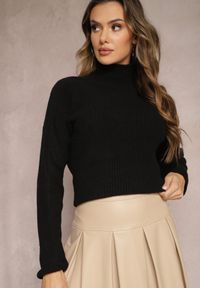 Renee - Czarny Golf z Elastycznej Dzianiny Cuzze. Typ kołnierza: golf. Kolor: czarny. Materiał: dzianina. Długość rękawa: długi rękaw. Długość: długie. Styl: klasyczny