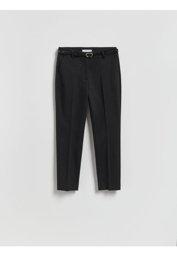 Reserved - Spodnie cygaretki z paskiem - czarny. Kolor: czarny. Materiał: tkanina, bawełna