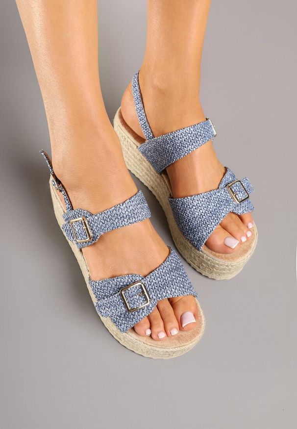 Born2be - Niebieskie Sandały na Plecionym Koturnie z Ozdobnymi Klamrami Neloiti. Okazja: na co dzień. Zapięcie: klamry. Kolor: niebieski. Sezon: lato. Obcas: na koturnie. Styl: casual, elegancki