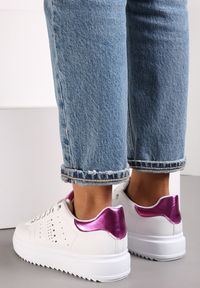 Renee - Biało-Fuksjowe Sneakersy na Platformie z Metalicznymi Wstawkami Ladi. Wysokość cholewki: przed kostkę. Kolor: biały. Szerokość cholewki: normalna. Wzór: aplikacja. Obcas: na platformie #5