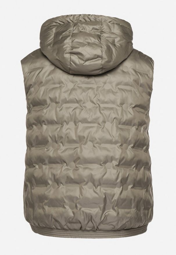 Born2be - Zielona Pikowana Kamizelka z Kapturem i Ściągaczem w Talii Evelbia. Okazja: na spacer. Typ kołnierza: kaptur. Kolekcja: plus size. Kolor: zielony. Materiał: jeans. Wzór: aplikacja. Styl: elegancki, klasyczny