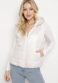 Born2be - Biała Kamizelka z Odpinanym Kapturem i Kieszeniami Pikowana Aggevia. Kolor: biały #1