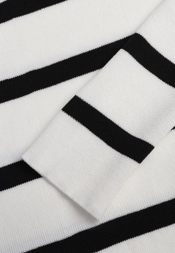 Renee - Biały Oversizowy Sweter z Rękawami o Fasonie Nietoperz i Wzorem w Paski Eistauma. Kolor: biały. Wzór: paski